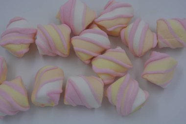 Parlak, neşeli, havadar, turuncu pembe, beyaz ve pembe arkaplanda lokum seti.