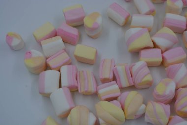 Parlak, neşeli, havadar, turuncu pembe, beyaz ve pembe arkaplanda lokum seti.