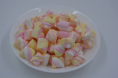 Parlak, neşeli, havadar, turuncu pembe, beyaz ve pembe arkaplanda lokum seti.