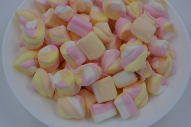 Parlak, neşeli, havadar, turuncu pembe, beyaz ve pembe arkaplanda lokum seti.