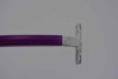 Beyaz arka planda beyaz, tek kullanımlık, metal, keskin jilet seti. Kozmetikler, parfümler, kişisel bakım ürünleri, vücut bakımı.