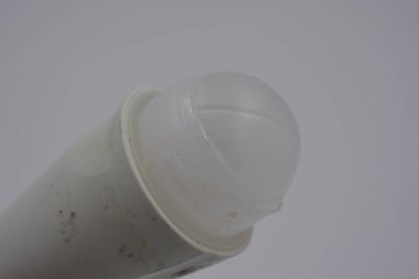 Beyaz arka planda logosu olmayan beyaz plastik deodorant. Kozmetikler, parfümler, kişisel bakım ürünleri, vücut bakımı.