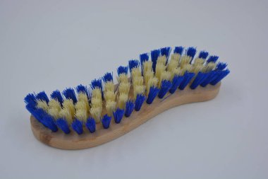 Beyaz arka plana yerleştirilmiş temiz halılar için beyaz ve mavi tüyleri olan güzel ahşap çalılar..