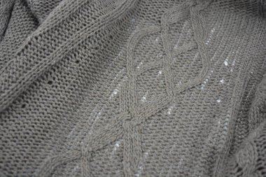 Kahverengi, yün iplikten örülmüş güzel ve şık bir desen, beyaz bir arka planda düzenlenmiş ilginç bir desen..