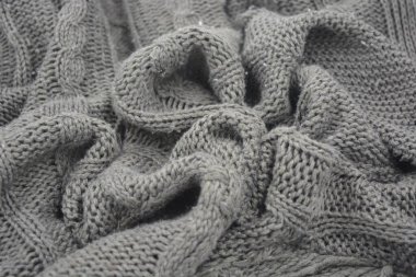 Kahverengi, yün iplikten örülmüş güzel ve şık bir desen, beyaz bir arka planda düzenlenmiş ilginç bir desen..