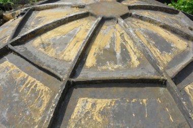 İnşaat malzemeleri, teknik ekipmanlar. Sarı, ev yapımı bir uydu anteni, uydu sinyali almak için bir anten, kendi ellerinizle yapılmış ve sitede bulunuyor..