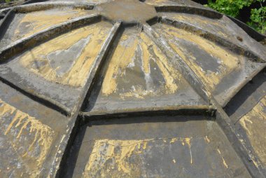 İnşaat malzemeleri, teknik ekipmanlar. Sarı, ev yapımı bir uydu anteni, uydu sinyali almak için bir anten, kendi ellerinizle yapılmış ve sitede bulunuyor..