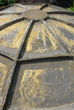 İnşaat malzemeleri, teknik ekipmanlar. Sarı, ev yapımı bir uydu anteni, uydu sinyali almak için bir anten, kendi ellerinizle yapılmış ve sitede bulunuyor..