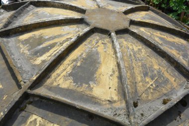 İnşaat malzemeleri, teknik ekipmanlar. Sarı, ev yapımı bir uydu anteni, uydu sinyali almak için bir anten, kendi ellerinizle yapılmış ve sitede bulunuyor..