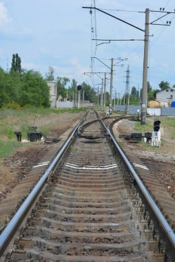Demiryolu rayları, elektrik hatları, üzerinde elektrikli trenler çalışan metal raylar, Ukrayna demiryolu trenleri.