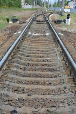 Demiryolu rayları, elektrik hatları, üzerinde elektrikli trenler çalışan metal raylar, Ukrayna demiryolu trenleri.