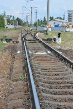 Demiryolu rayları, elektrik hatları, üzerinde elektrikli trenler çalışan metal raylar, Ukrayna demiryolu trenleri.