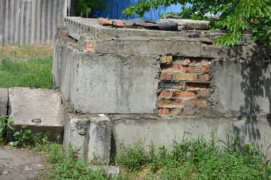 Eski gri yapı malzemeleri, gri çimento bina yapısı inşaat alanındaki beton levhalar..