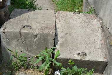 Eski gri yapı malzemeleri, gri çimento bina yapısı inşaat alanındaki beton levhalar..