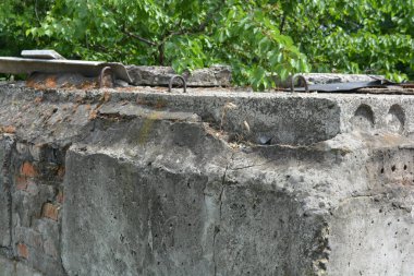 Eski gri yapı malzemeleri, gri çimento bina yapısı inşaat alanındaki beton levhalar..