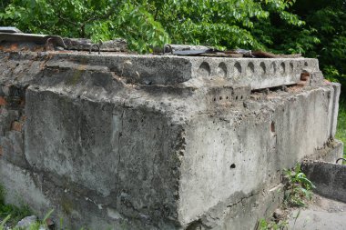 Eski gri yapı malzemeleri, gri çimento bina yapısı inşaat alanındaki beton levhalar..