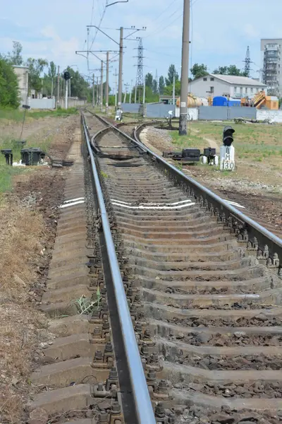 Demiryolu rayları, elektrik hatları, üzerinde elektrikli trenler çalışan metal raylar, Ukrayna demiryolu trenleri.