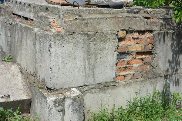 Eski gri yapı malzemeleri, gri çimento bina yapısı inşaat alanındaki beton levhalar..