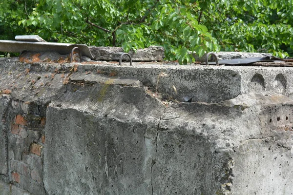 Eski gri yapı malzemeleri, gri çimento bina yapısı inşaat alanındaki beton levhalar..