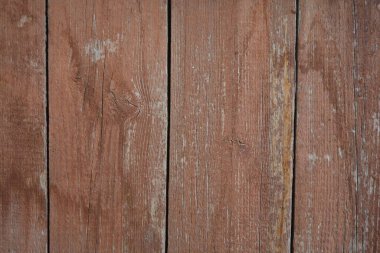 Kahverengi boyalı, eski, uzun boyalı ahşap. Kabuğu soyulmuş ahşap ahşap kalaslar. Gri, yaşlı, güzel, köhne ahşap arka plan, doğal ahşap, kereste.