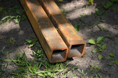 İnşaat malzemeleri, inşaat ve onarım malzemeleri. Uzun, kalın, metal bir profil. Bölgede az miktarda kırmızı pas var..