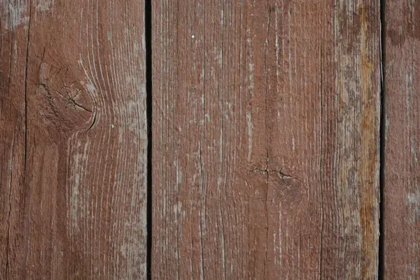Kahverengi boyalı, eski, uzun boyalı ahşap. Kabuğu soyulmuş ahşap ahşap kalaslar. Gri, yaşlı, güzel, köhne ahşap arka plan, doğal ahşap, kereste.