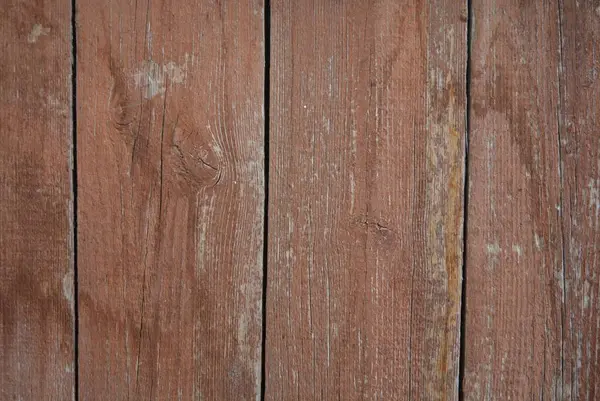 Kahverengi boyalı, eski, uzun boyalı ahşap. Kabuğu soyulmuş ahşap ahşap kalaslar. Gri, yaşlı, güzel, köhne ahşap arka plan, doğal ahşap, kereste.