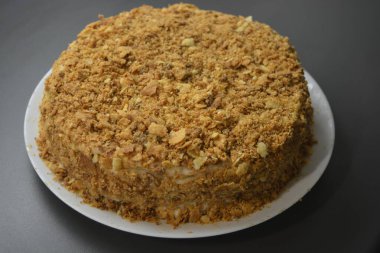 Yüksek kaliteli ürünlerden yapılmış büyük, şık bir Napolyon keki. Varkaus, Finlandiya 'da kendi ellerinizle yapılan ev yapımı tatlı..