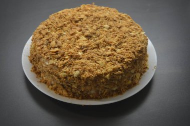 Yüksek kaliteli ürünlerden yapılmış büyük, şık bir Napolyon keki. Varkaus, Finlandiya 'da kendi ellerinizle yapılan ev yapımı tatlı..