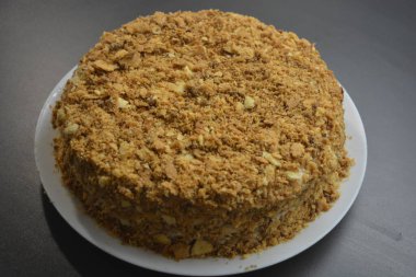 Yüksek kaliteli ürünlerden yapılmış büyük, şık bir Napolyon keki. Varkaus, Finlandiya 'da kendi ellerinizle yapılan ev yapımı tatlı..