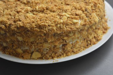 Yüksek kaliteli ürünlerden yapılmış büyük, şık bir Napolyon keki. Varkaus, Finlandiya 'da kendi ellerinizle yapılan ev yapımı tatlı..