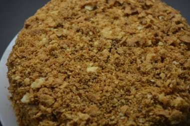 Yüksek kaliteli ürünlerden yapılmış büyük, şık bir Napolyon keki. Varkaus, Finlandiya 'da kendi ellerinizle yapılan ev yapımı tatlı..