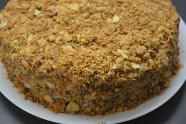 Yüksek kaliteli ürünlerden yapılmış büyük, şık bir Napolyon keki. Varkaus, Finlandiya 'da kendi ellerinizle yapılan ev yapımı tatlı..