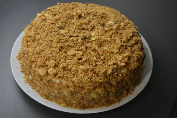 Yüksek kaliteli ürünlerden yapılmış büyük, şık bir Napolyon keki. Varkaus, Finlandiya 'da kendi ellerinizle yapılan ev yapımı tatlı..