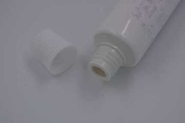 İlaç, ilaç, diş ve oral bakım ürünleri, diş macunları, beyaz arka planda düzenlenmiş şık diş fırçası..