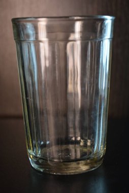 Sovyet döneminden kalma meşhur camlar siyah arka planda yer alıyor..