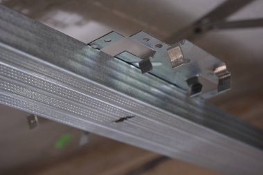 İnşaat malzemeleri, odaların yenilenmesi, metal yapılar, evin duvarlarına ve tavanına metal profil ve alçı döşeme süreci.