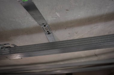 İnşaat malzemeleri, odaların yenilenmesi, metal yapılar, evin duvarlarına ve tavanına metal profil ve alçı döşeme süreci.