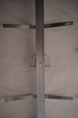 İnşaat malzemeleri, odaların yenilenmesi, metal yapılar, evin duvarlarına ve tavanına metal profil ve alçı döşeme süreci.