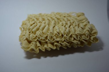 Uygun yiyecekler, fast food, beyaz arka planda hazır erişte..