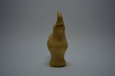 Sarı kil şeklinde bir Ukrayna düdüğü ve beyaz bir arka plana yerleştirilmiş..