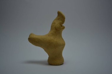 Sarı kil şeklinde bir Ukrayna düdüğü ve beyaz bir arka plana yerleştirilmiş..