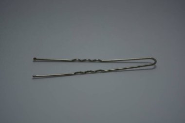 Kadın mücevherleri, saç tokaları, metal saç tokaları beyaz parlak bir arka planda düzenlenir..