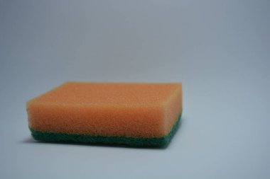 Evde sıkça kullanılan şeyler. Bulaşık yıkamak için renkli havlular beyaz arka planda düzenlenir..