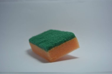 Evde sıkça kullanılan şeyler. Bulaşık yıkamak için renkli havlular beyaz arka planda düzenlenir..