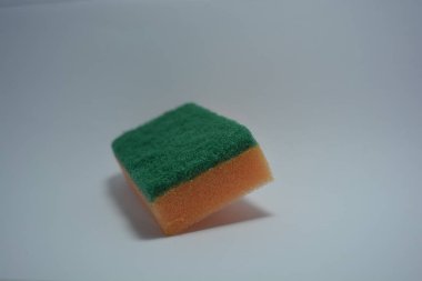 Evde sıkça kullanılan şeyler. Bulaşık yıkamak için renkli havlular beyaz arka planda düzenlenir..