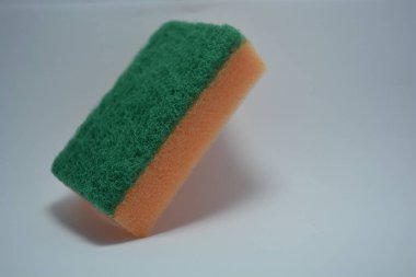 Evde sıkça kullanılan şeyler. Bulaşık yıkamak için renkli havlular beyaz arka planda düzenlenir..