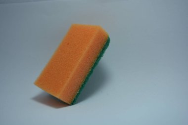 Evde sıkça kullanılan şeyler. Bulaşık yıkamak için renkli havlular beyaz arka planda düzenlenir..