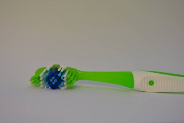 Eşyalar, kişisel hijyen ürünleri, beyaz arka plana yerleştirilmiş yeni diş fırçası.