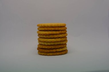 Kahvaltı, lezzetli ve sağlıklı yiyecekler, tuzlu bisküviler, beyaz arka planda dizilmiş yuvarlak krakerler..